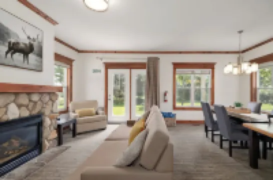 Charming One Bedroom at Snowbridge- Blue Mountain