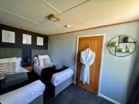 Luxury lodge with hot tub at foot of South Downs, near beach Ferring West Sussex