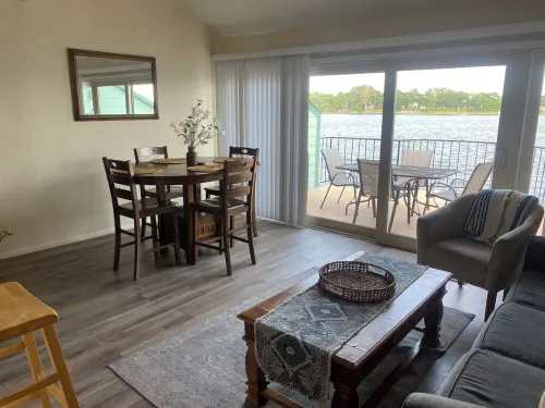 Romantic or family convenient with balcony over conroe lake ideal for fishing