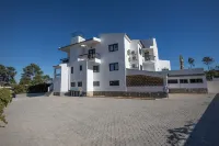 Room with private bathroom and pool view at Casa das Vinhas in Sesimbra