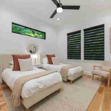 MODERN LUXURY HOME W/FABULOUS SHADED YARD! POOL! 5BR 4.5 BA HOME - SOCO & DT Rooms