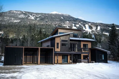 The CAPOW House | Revelstoke Adventure Center | 1 Minute From Ski Hill
