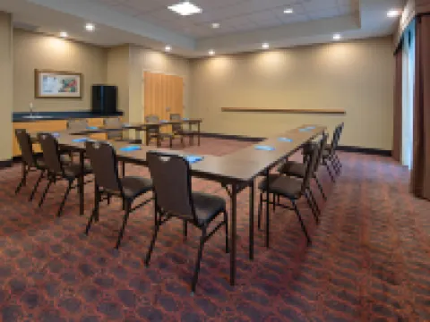 แฮมป์ตัน อินน์แอนด์สวีทส์ เบรเมอร์ตัน โรงแรมในเบรเมอร์ตัน