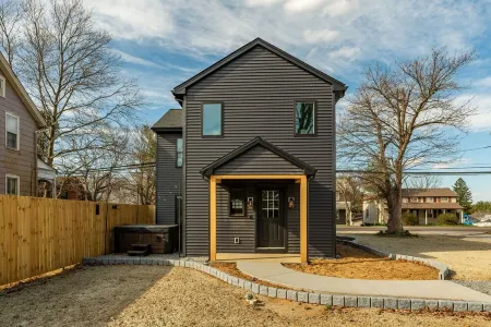 Charming 3-bedroom house in lovely Leola with Hot Tub