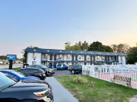 Rodeway Inn - parking