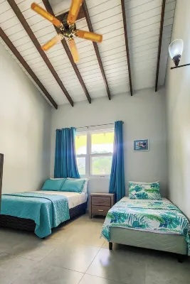 Spacious modern 5 bedroom island retreat in Picard w/ king bed and A/C