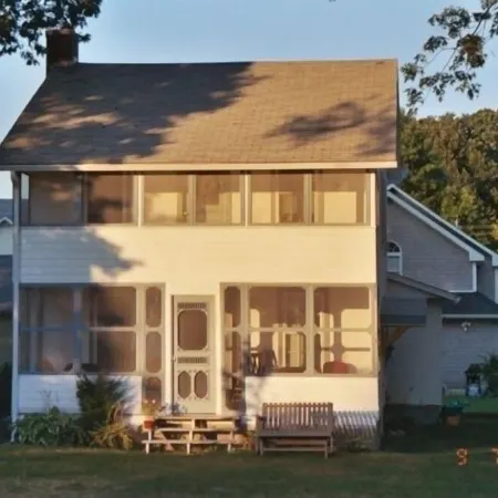 Now with TV - Relax in our 3-bedroom Westbrook cottage at West Beach