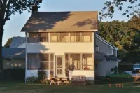 Now with TV - Relax in our 3-bedroom Westbrook cottage at West Beach
