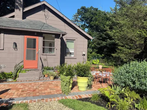 Charming 2-bedroom cottage with WiFi, AC in enjoyable Hampton BaysWaterview