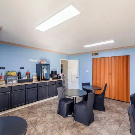 Super 8 by Wyndham Barstow