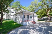 Modern 3BR/2BA Home in Prime Miami Location Hotels in Mimo