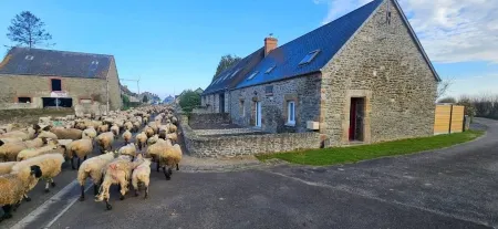 Au Mont De La Rive #Jacuzzi & Mont-Saint-Michel # Отели в г. Понторсон