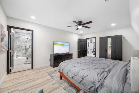 Luxury A-Frame Escape: 6BR, 4BA, Pool, Pickleball, Cinema & Ultimate Relaxation!