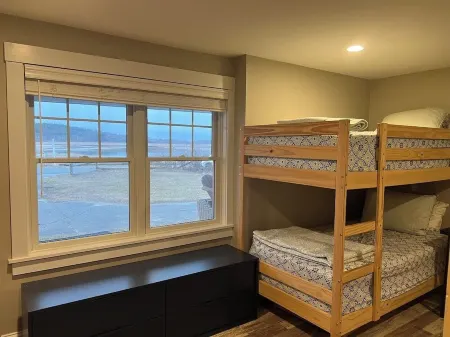 Charming Cottage Steps from Private Beach – Water Views & Little Neck Charm Отели в г. Ипсуич