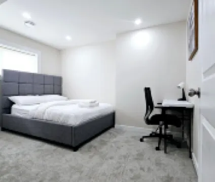 A Cozy Home away from Home located in the beautiful neighborhood of McConachie. Hotel berhampiran Alberta Railway Museum