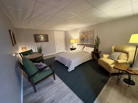 Cozy 3-Bedroom Retreat in Alton- 1/2 mile from Lake Winnipesaukee w/ WiFi & A/C