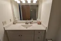 Cozy 1-bedroom condo near downtown Clawson with WiFi, AC Hotels in Clawson