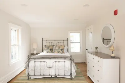 Charming 2-bedroom escape in the center of historic Wickford Village Hotels near John H. Chafee Rome Point Preserve