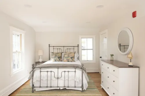 Charming 2-bedroom escape in the center of historic Wickford Village