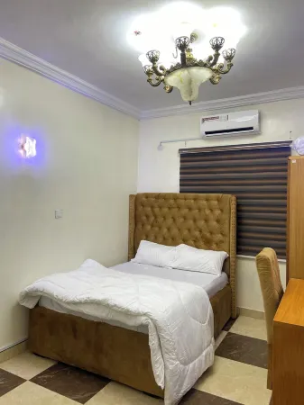 Cozy 2 bedroom in a mansion @life camp, secured and in the city center