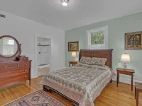 East River Views - Renovated 1905 House- 3 Bedrooms, 3.5 Baths Hotels in Mathews County