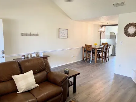 Pet Friendly, Stylishly Updated 3BR in DFW