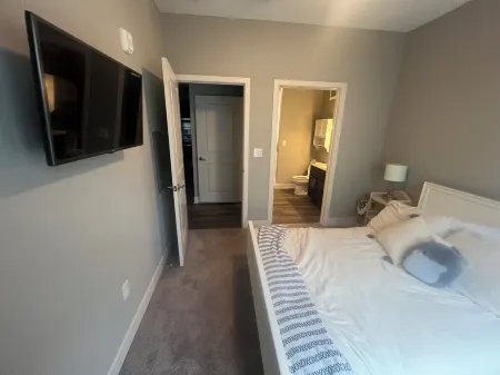 Cozy 1-bedroom apartment, 1/2 mile to ND Stadium on Eddy St.