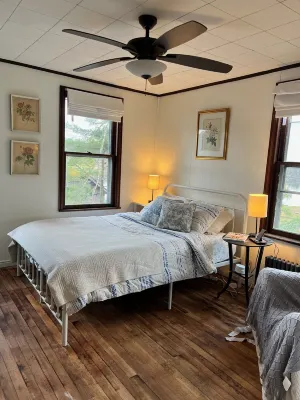 Gorgeous 6-bdrm lake farmhouse with EV Charger
