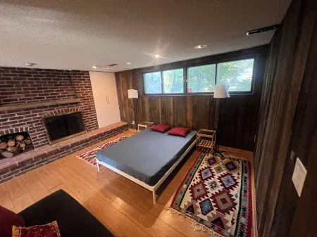 Cozy Studio Basement in a Quiet, Peaceful Neighborhood Отели рядом с достопримечательностью «Take One Studios»