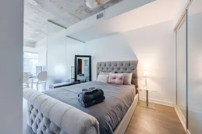 Downtown Toronto luxury unit / Free parking Hotels in Fashion District