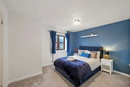 Beautiful 5 bedroom house in Stone,Aylesbury, 2 Free parking