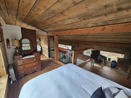 Cozy 40 Acre Homestead Cabin w/ 360 Views + Soaker Tub!