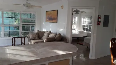 PARADISE CREEK COTTAGES ON THE BEACH. Отели в г. 