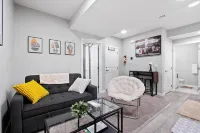 Modern & Cozy 1 Bedroom Suite in SouthWest Calgary - Free Parking + Fast Wifi