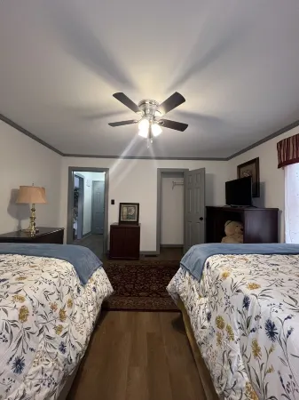 Perfect, huge, relaxing, and peaceful house located 10 min. of from the city. Отели в г. Грин