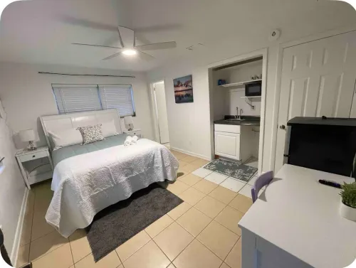 Cozy studio apartment Cape Coral. 3mins walk to downtown & 5mins drive to beach