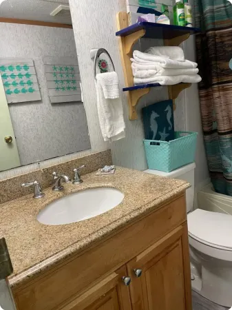 Cozy 1-bedroom apartment in tranquil Buxton, across from sound,with WiFi, AC Отели рядом с достопримечательностью «Маяк мыса Хаттерас»