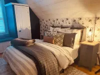 Century Home centrally located in Prince Edward County (located in Bloomfield) Hotels in Bloomfield