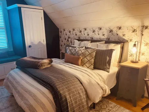 Century Home centrally located in Prince Edward County (located in Bloomfield) 布盧姆菲爾德住宿飯店