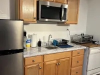 Riverside Retreat, a charming studio near Oakmont and Pittsburgh with WiFi, AC Hotels in Harmar Township