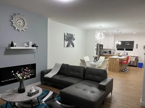 Elegant 3BD Home in Beaumont, Double Garage 2.5WC.WiFi, Near Airport, Workspace. Hotels in Leduc County