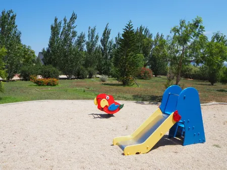 Cottage with fenced garden and tennis court, basketball. ideal for families.