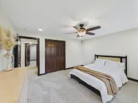 Spacious Sleeps 18+ 6-bedroom house with movie theatre, sports court, huge yard