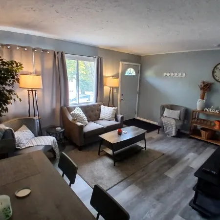 Charming 2-bedroom house, quiet neighborhood, Lansing with WiFi