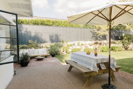 Charming 3-bedroom house in Montecito Отели рядом с достопримечательностью «Miramar Beach»