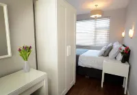 트웰브 홀리데이 아파트먼트  호텔