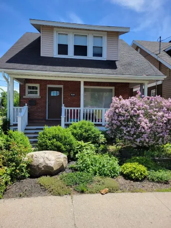 Charming historic home w/ parking, walk to downtown, waterfront, shops & more. Отели рядом с достопримечательностью «Университет Ниписсинг»