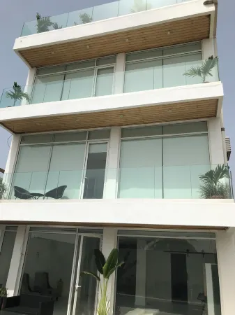 Modern Beachfront Luxury in Monrovia Отели в г. Монровия