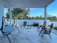 Blessings: 4-bedroom townhome in awesome Nassau with WiFi, AC, fitness equipment Hotels in The Grove