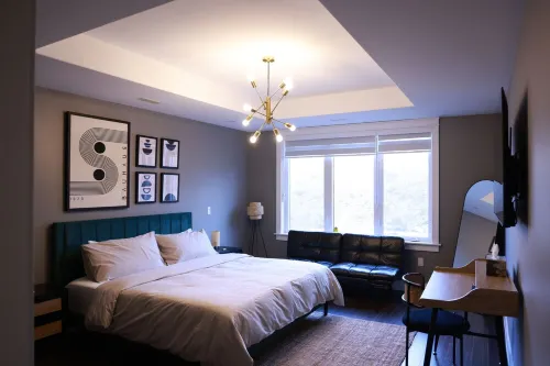 Spacious Walkout Garden-Level Floor W Full Kitchen Hotels in Bedford